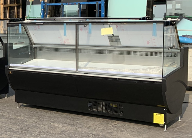 Refrigerador de display de vidro quadrado com porta aberta, faixa de temperatura 2-6°C e desempenho