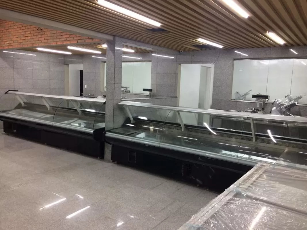 Refrigerador de exibição de deli Carne fresca vitrine Gabinete de exibição de carne congelador com vidro curvo