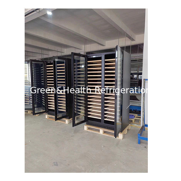 Refrigerador de vinho de temperatura de duas zonas com prateleiras de madeira de faixa e capacidade de 316 garrafas para uso comercial