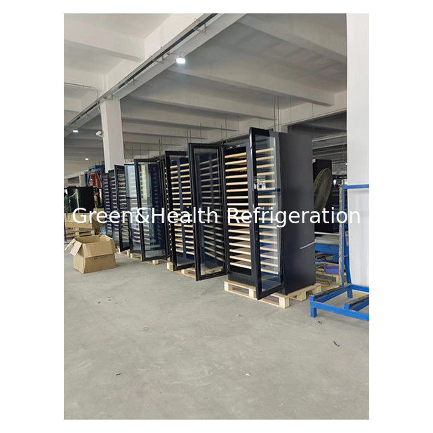 Refrigerador de vinho de temperatura de duas zonas com prateleiras de madeira de faixa e capacidade de 316 garrafas para uso comercial