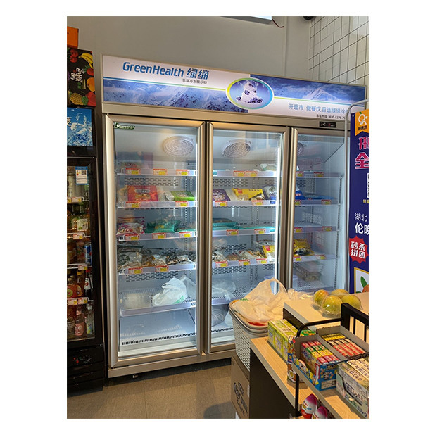 Supermercado / loja com três portas de vidro equipadas com frigoríficos de exibição de congelação