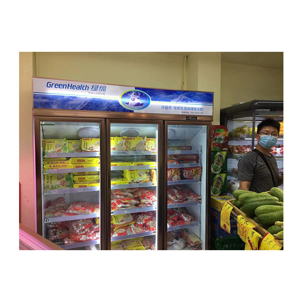 Supermercado / loja com três portas de vidro equipadas com frigoríficos de exibição de congelação