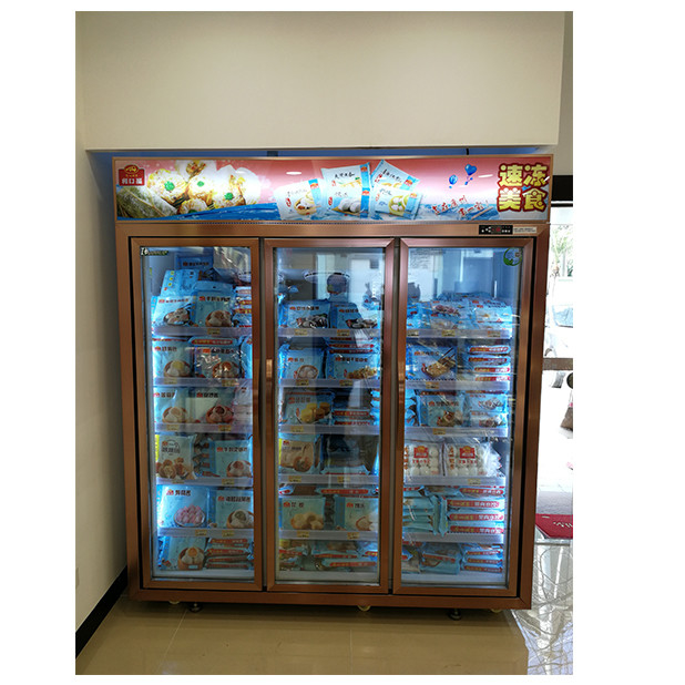 Supermercado / loja com três portas de vidro equipadas com frigoríficos de exibição de congelação