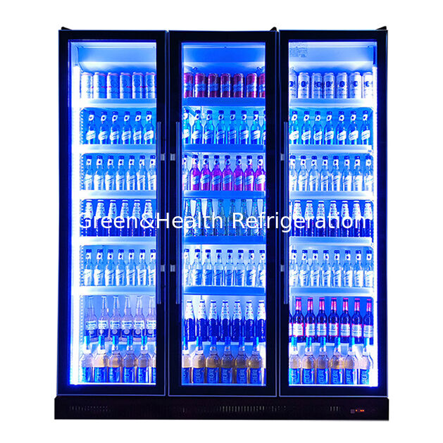 Um frigorífico de display de bebidas com várias luzes LED ajustáveis e três portas de vidro