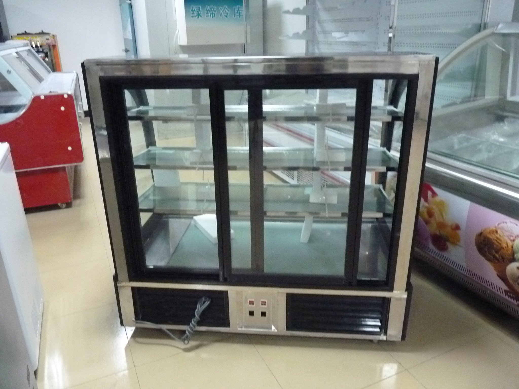 Três - O congelador tomado partido Eco da exposição do bolo do vidro R134a amigável personaliza para Singapura
